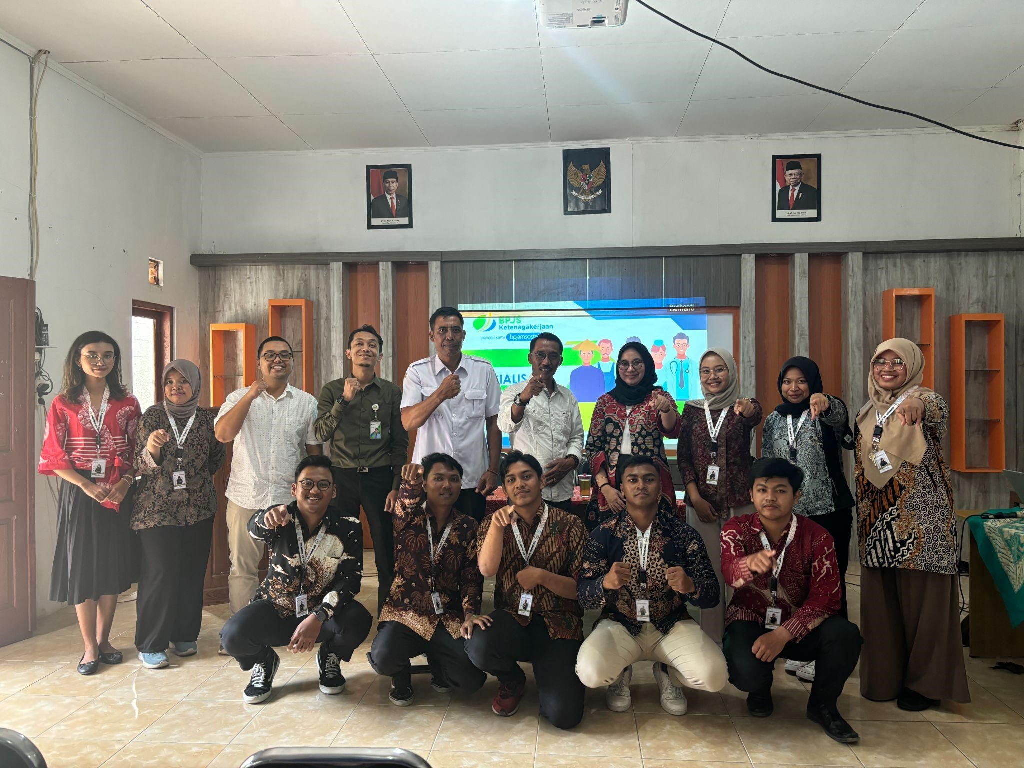 Pelaksanaan Program Penyuluhan dan Pendampingan Asuransi kepada POKTAN di Desa Gumeng pada Rabu (24/07/2024) di Balai Pertemuan Desa Gumeng. (doc. KKN 86 UNS)