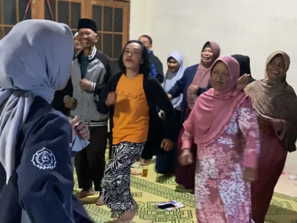 Pelaksanaan senam Lansia dipandu oleh Mahasiswa KKN 79 UNS. (doc. KKN 79 UNS)