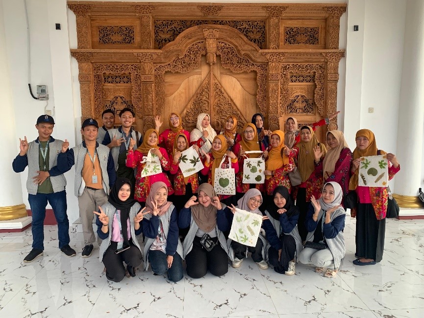 Pelatihan Ecoprint bersama Ibu-Ibu PKK Desa Gembong. (doc. KKN 31 UMK Desa Gembong)