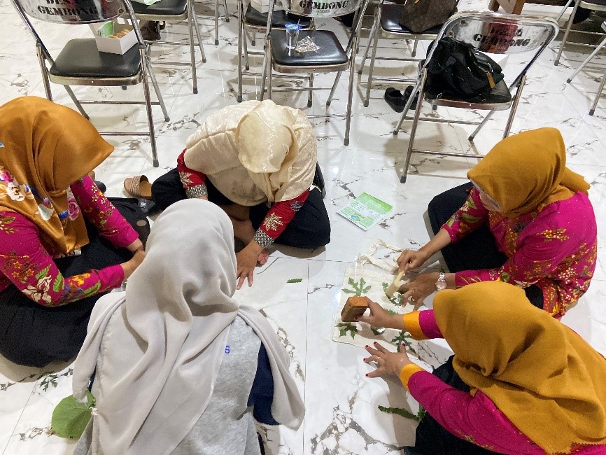 Pelatihan Ecoprint menggunakan Teknik Pounding. (doc. KKN 31 UMK Desa Gembong)
