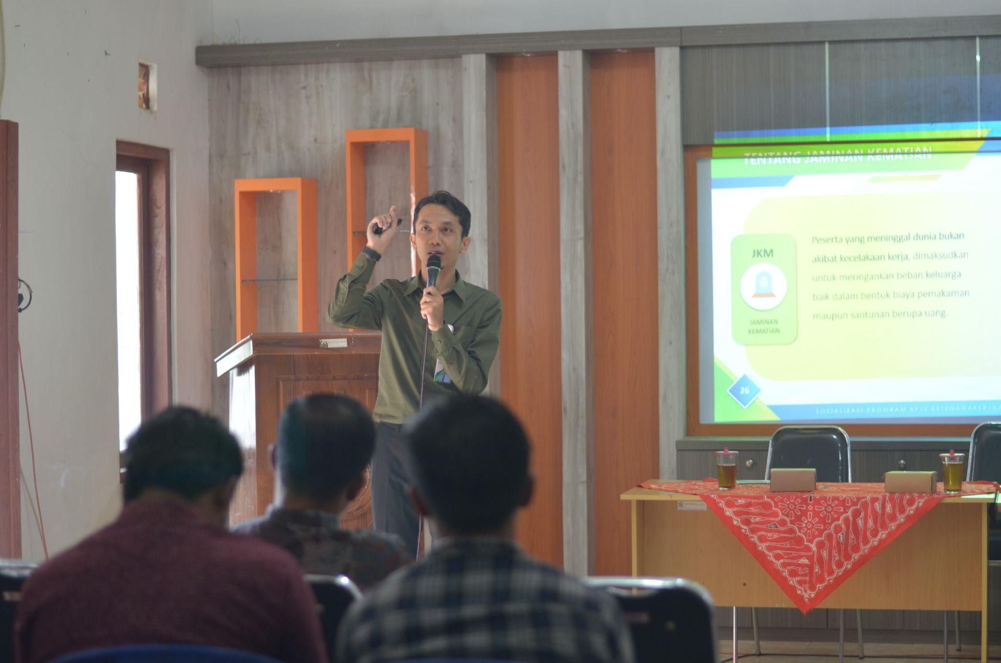 Pemaparan materi oleh BPJS Ketenagakerjaan. (doc. KKN 86 UNS)