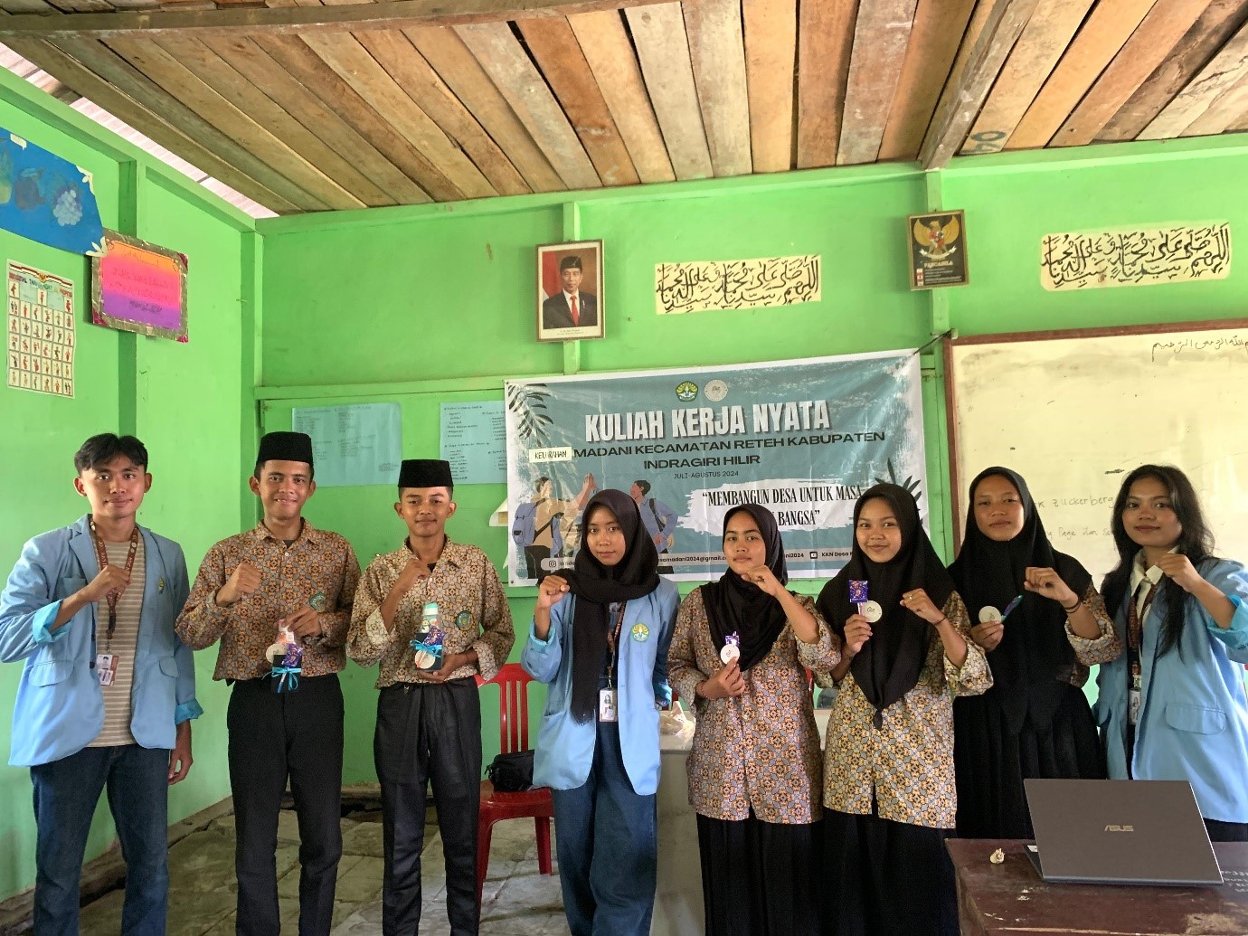 Pemberian hadiah kepada siswa yang aktif selama penyuluhan berlangsung. (doc. Kukerta UNRI)