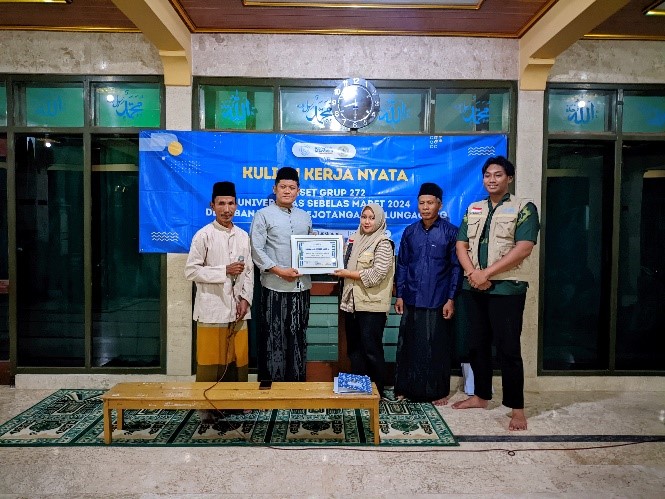 Pemberian kenang-kenangan kepada bank sampah Masjid Baitul Fattah Banjarejo. (doc. KKN RG 272.1 UNS)