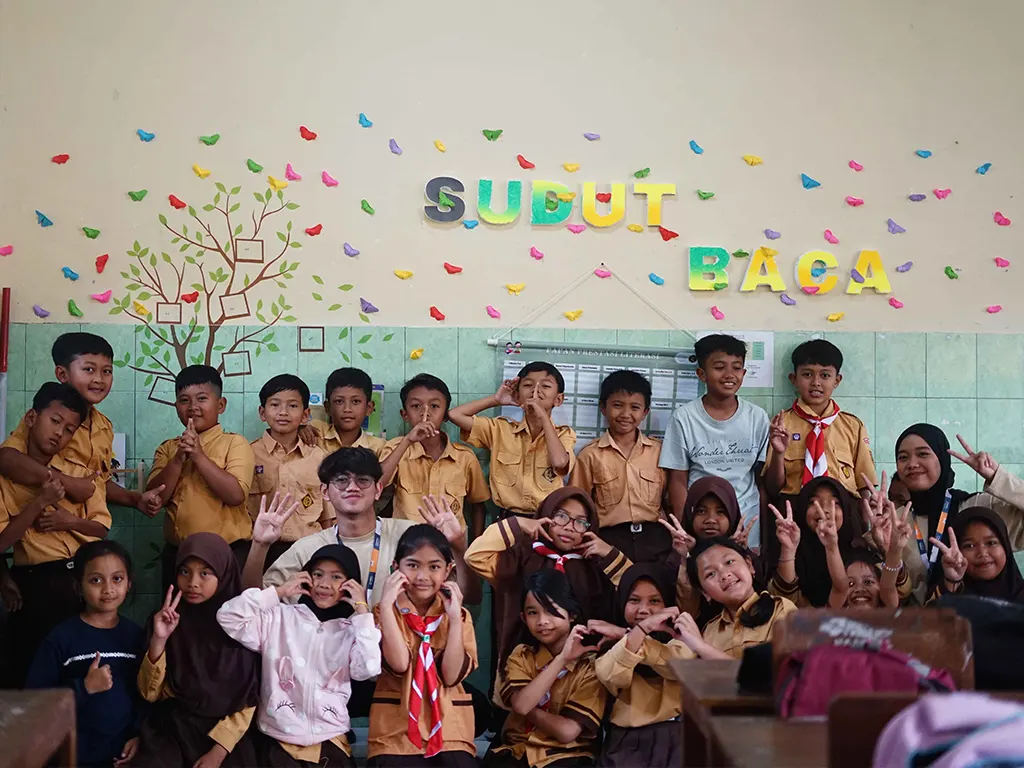 Pembuatan sudut baca Tim KKN 65 UNS bersama siswa SDN 01 Tawangmangu (doc. Tim KKN 65 UNS)