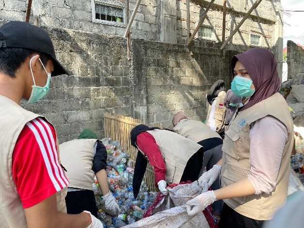 Pemilahan sampah anorganik. (doc. KKN RG 272.1 UNS)