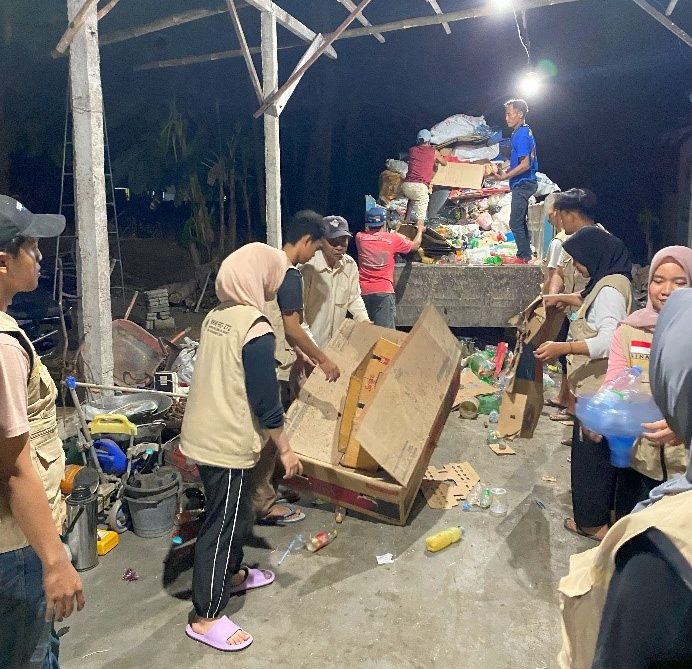 Pengumpulan sampah anorganik di Desa Banjarejo. (doc. KKN RG 272.1 UNS)