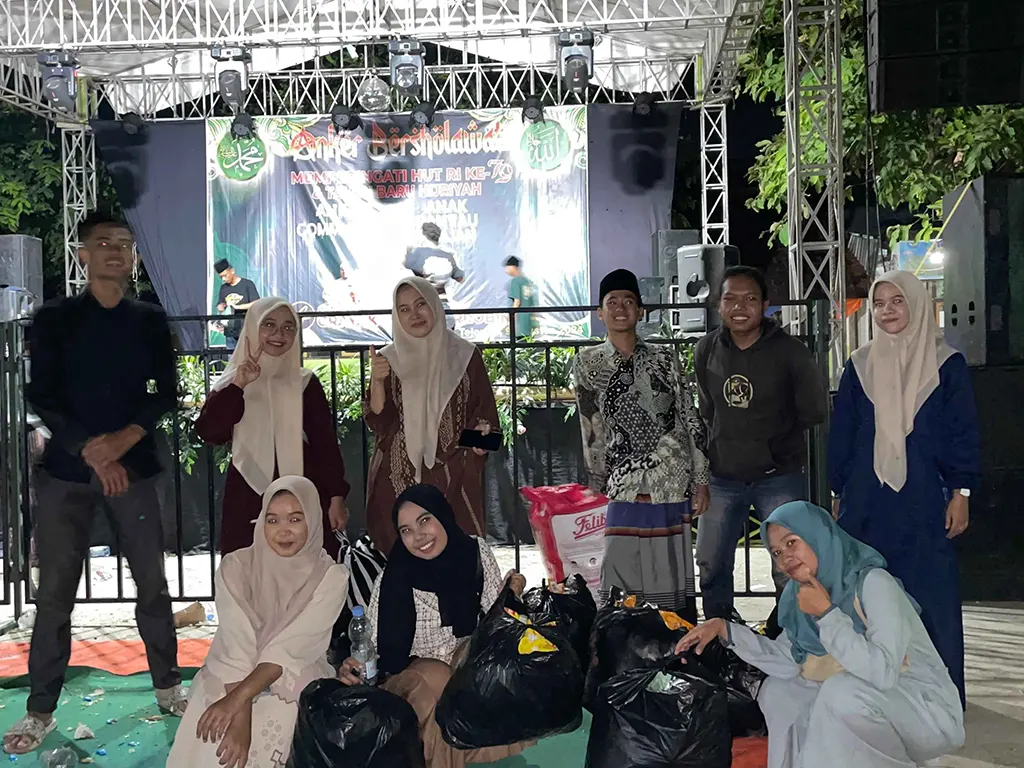 Pengumpulan sampah yang kemudian diolah menjadi Ecobrick. (doc. KKN MIT 18 Posko 92 UIN Walisongo)