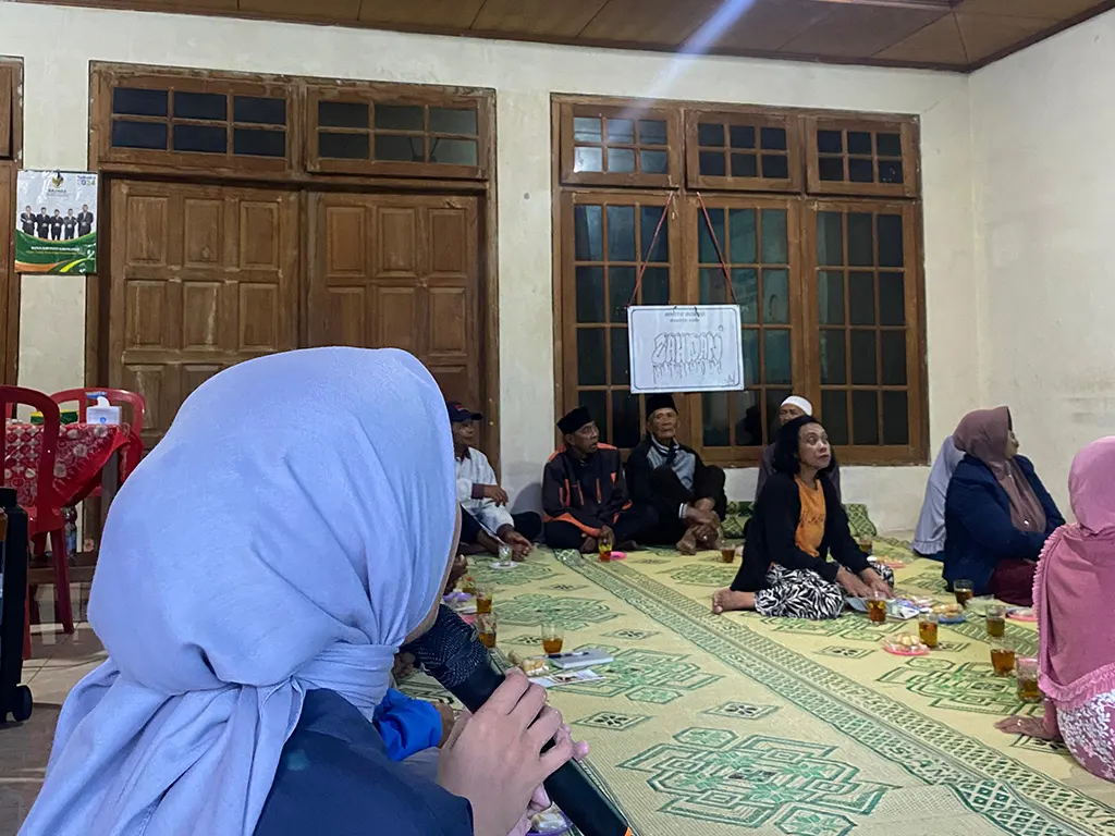 Penyampaian penyuluhan hipertensi dan diabetes melitus pada Lansia oleh Mahasiswa KKN 79 UNS. (doc. KKN 79 UNS)