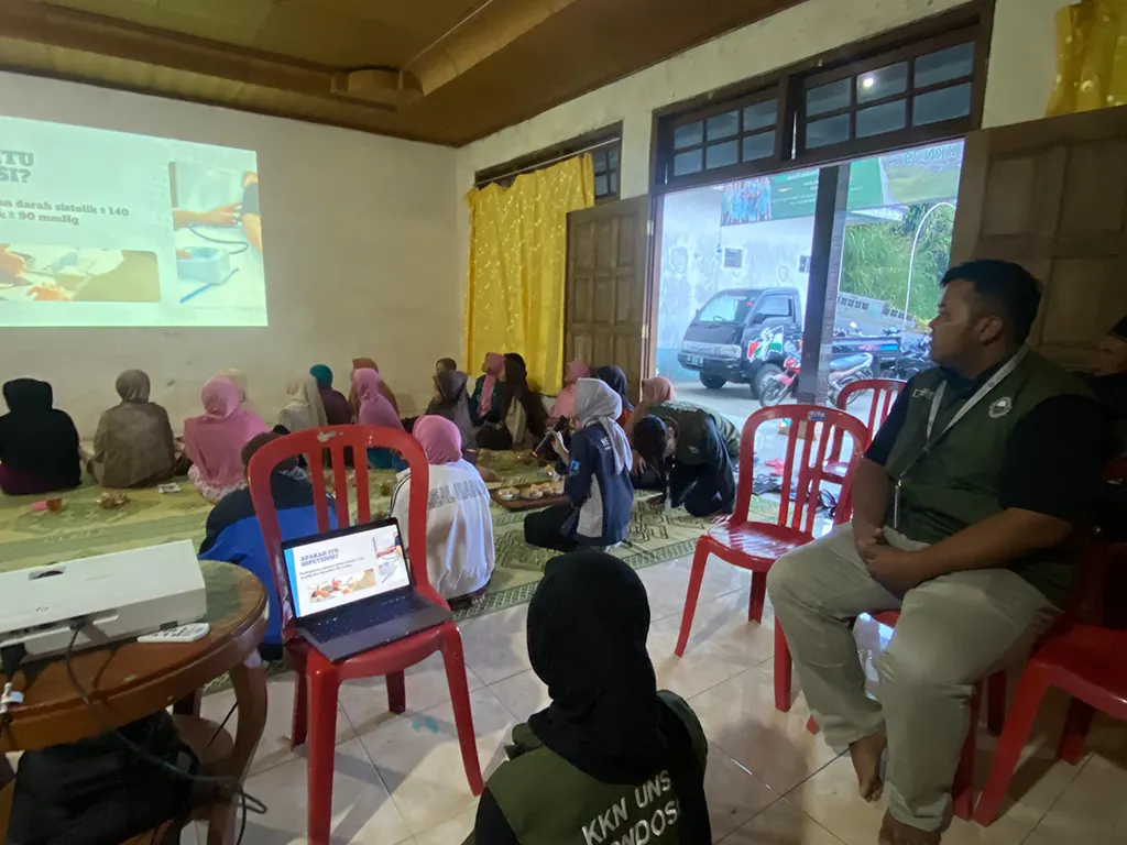 Penyampaian penyuluhan hipertensi dan diabetes melitus pada Lansia oleh Mahasiswa KKN 79 UNS. (doc. KKN 79 UNS)