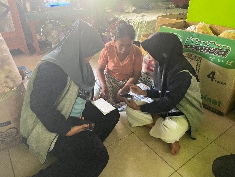 Penyerahan akun Instagram dan E-mail kepada owner Keripik Arsya guna pengembangan promosi UMKM Keripik Arsyaì. (doc. KKN 39 UMK Desa Semerak)