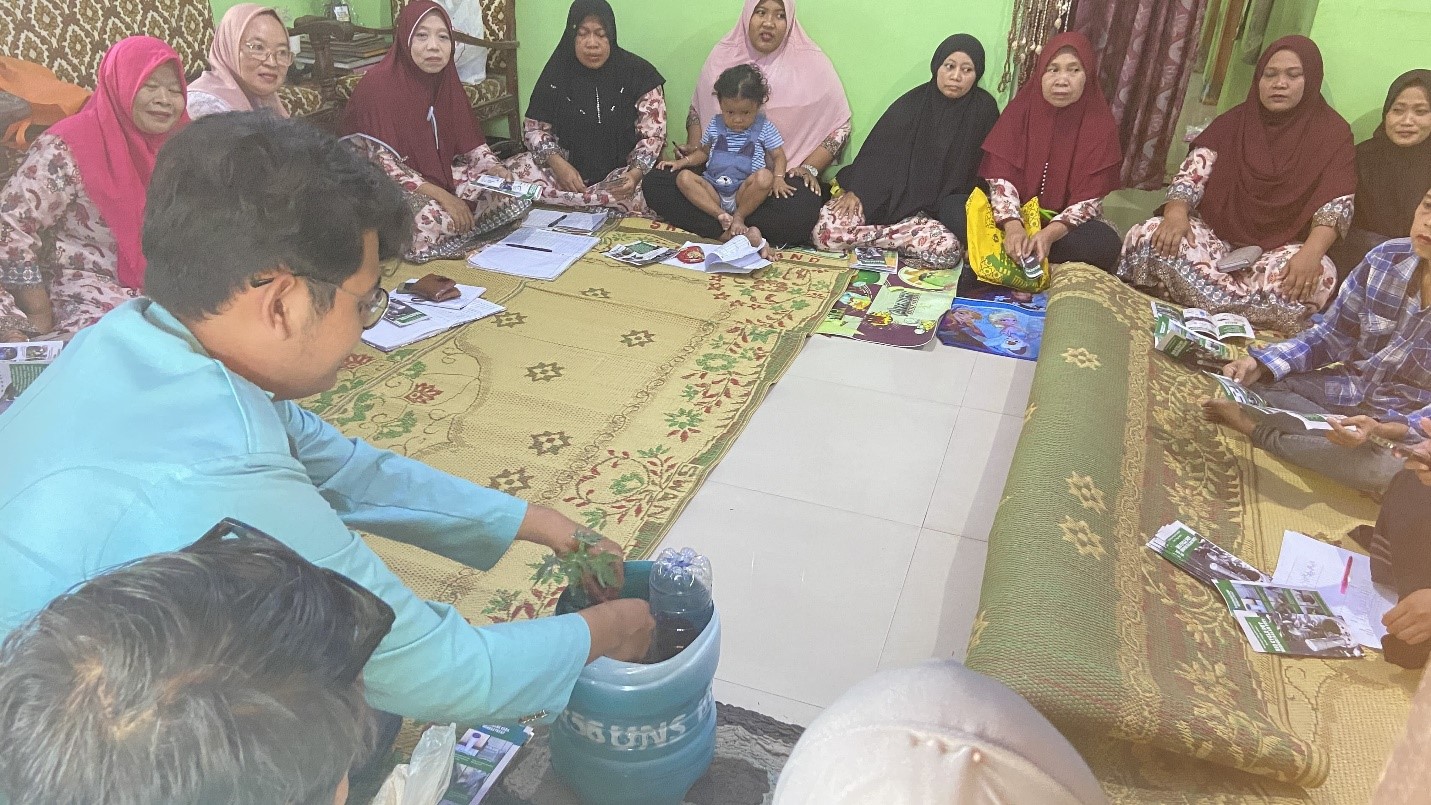 Bio Cycle Pot: Praktik Penanaman Tumbuhan Pepaya di Dukuh Kuncen. (doc. KKN 56 UNS)