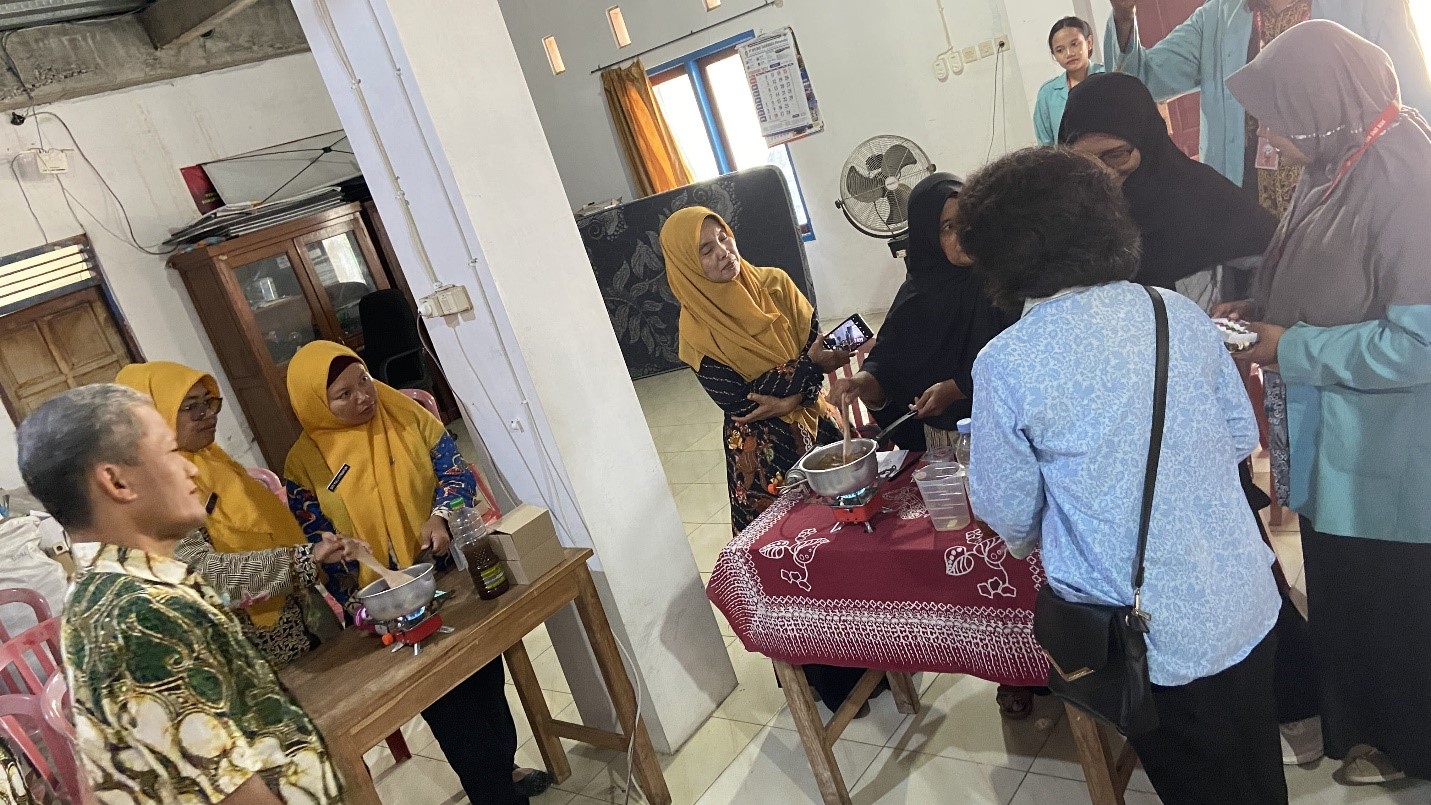 Transformasi Minyak Jelantah: Praktik bersama Pembuatan Lilin Aromaterapi. (doc. KKN 56 UNS)