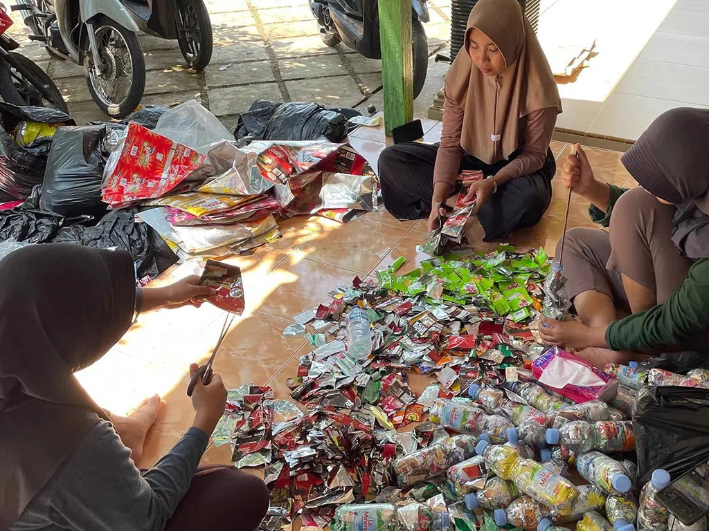 Proses pembuatan Ecobrick. (doc. KKN MIT 18 Posko 92 UIN Walisongo)