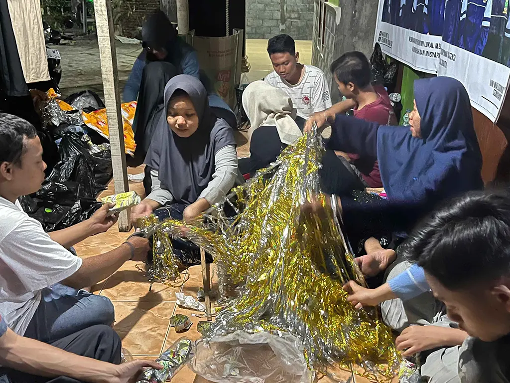 Proses pembuatan Ecobrick. (doc. KKN MIT 18 Posko 92 UIN Walisongo)