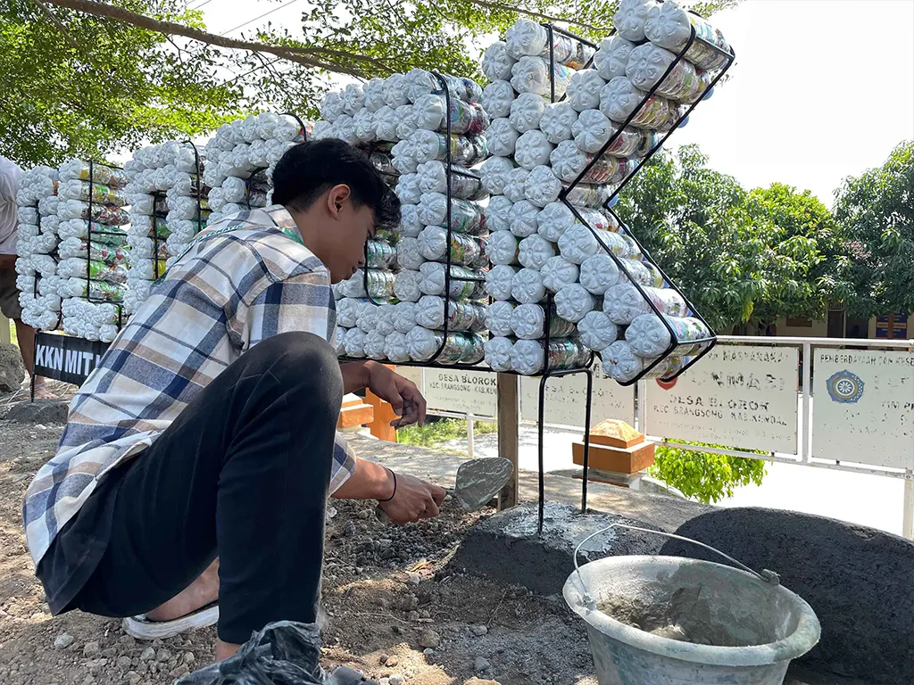 Proses pembuatan identitas Desa bertuliskan BLOROK dari Ecobrick yang telah dibuat. (doc. KKN MIT 18 Posko 92 UIN Walisongo)