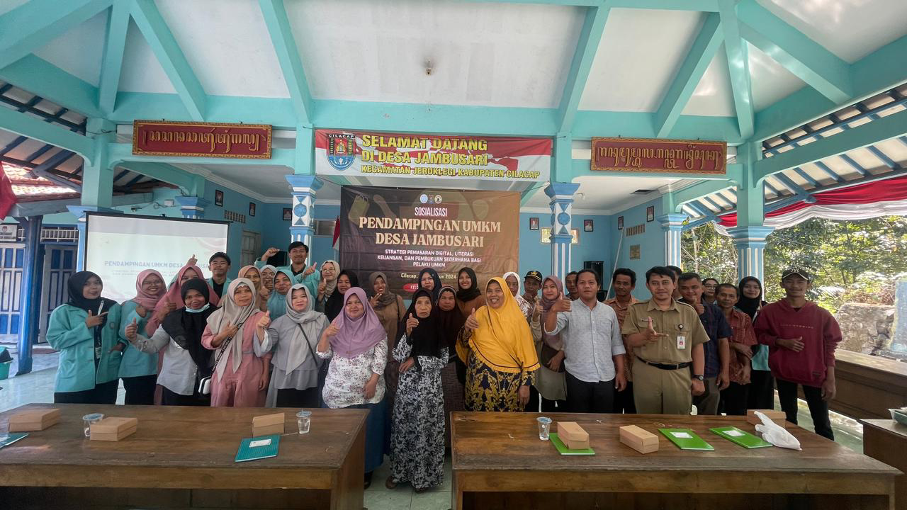Sesi foto bersama Mahasiswa KKN 45 UNS bersama peserta ‘Sosialisasi Pendampingan UMKM’ dan narasumber pada Senin (12/08/2024). (doc. Tim KKN Tematik UNS 45)