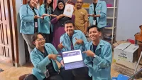 Sesi foto bersama dengan salah satu pelaku UMKM di Kelurahan Parang. (doc. KKN UNS 323)