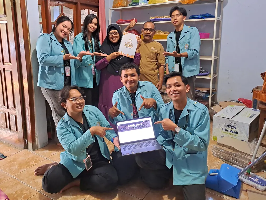 Sesi foto bersama dengan salah satu pelaku UMKM di Kelurahan Parang. (doc. KKN UNS 323)