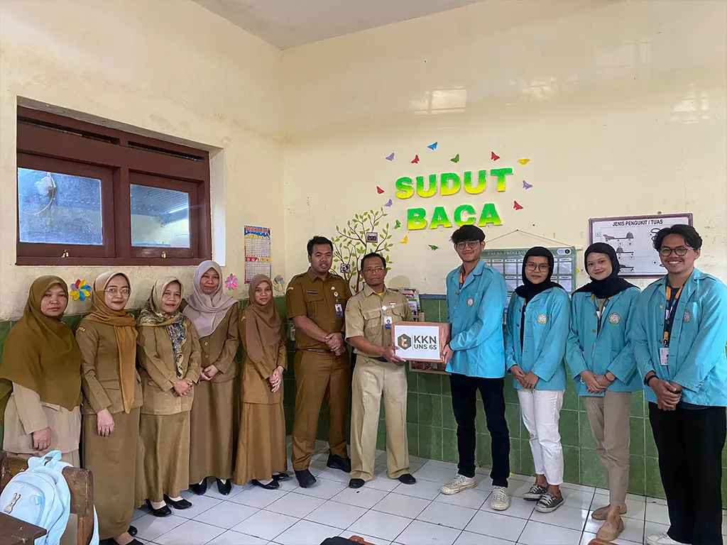 Simbolis peresmian sudut baca yang dihadiri oleh beberapa guru dan mahasiswa KKN 65 UNS beserta pemberian kenang-kenangan. (doc. Tim KKN 65 UNS)