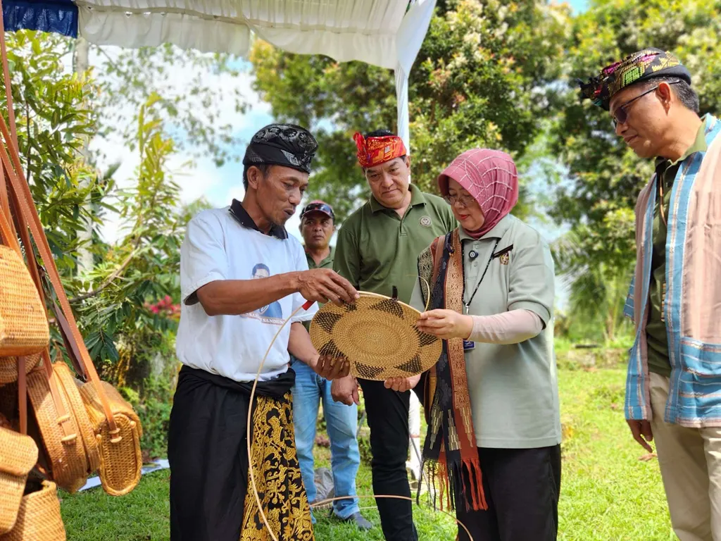 Staf Ahli Menteri Bidang Reformasi Birokrasi dan Regulasi, Kurleni Ukar saat melihat langsung kerajinan ketak di Desa Wisata Aik Berik pada Selasa (17/9/2024). (doc. RRI)