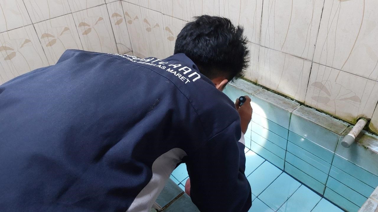 Tim KKN FK UNS saat turun tangan “Berburu” jentik di Desa Kragilan. (doc. KKN FK UNS) Tim KKN FK UNS saat turun tangan “Berburu” jentik di Desa Kragilan. (doc. KKN FK UNS)