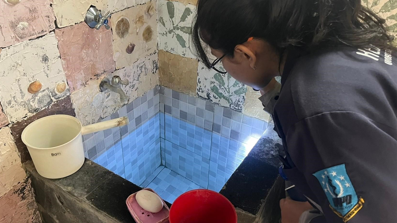 Tim KKN FK UNS saat turun tangan “Berburu” jentik di Desa Kragilan. (doc. KKN FK UNS) Tim KKN FK UNS saat turun tangan “Berburu” jentik di Desa Kragilan. (doc. KKN FK UNS)