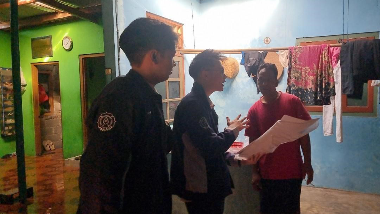 Tim KKN FK UNS saat turun tangan “Berburu” jentik di Desa Kragilan. (doc. KKN FK UNS) Tim KKN FK UNS saat penyuluhan di Desa Kragilan. (doc. KKN FK UNS)