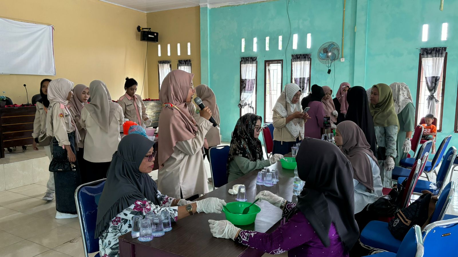 Proses pengolahan minyak jelantah menjadi sabun. (doc KKN MBKM FKIP UNRI)