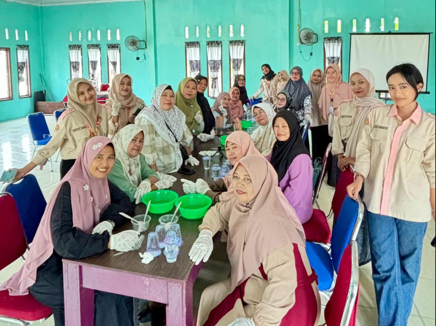 Dokumentasi bersama setelah kegiatan  pengolahan minyak jelantah menjadi sabun. (doc KKN MBKM FKIP UNRI)