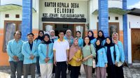 Sesi foto bersama mahasiswa KKN 78 UNS, DPL, dan perangkat Desa Seloromo. (doc. KKN 78 UNS) Sesi foto bersama mahasiswa KKN 78 UNS, DPL, dan perangkat Desa Seloromo. (doc. KKN 78 UNS)
