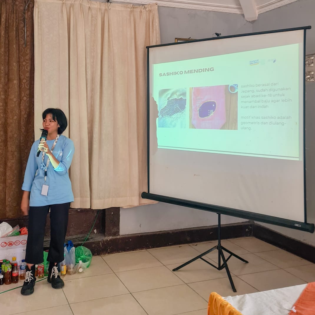 Pemaparan Materi Sashiko Mending dan Pakaian Berkelanjutan oleh Nabila Khoirunisah. (doc. KKN UNS)