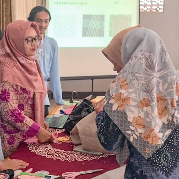 Pelatihan Sashiko Mending oleh Nabila Khoirunisah. (doc. KKN UNS)
