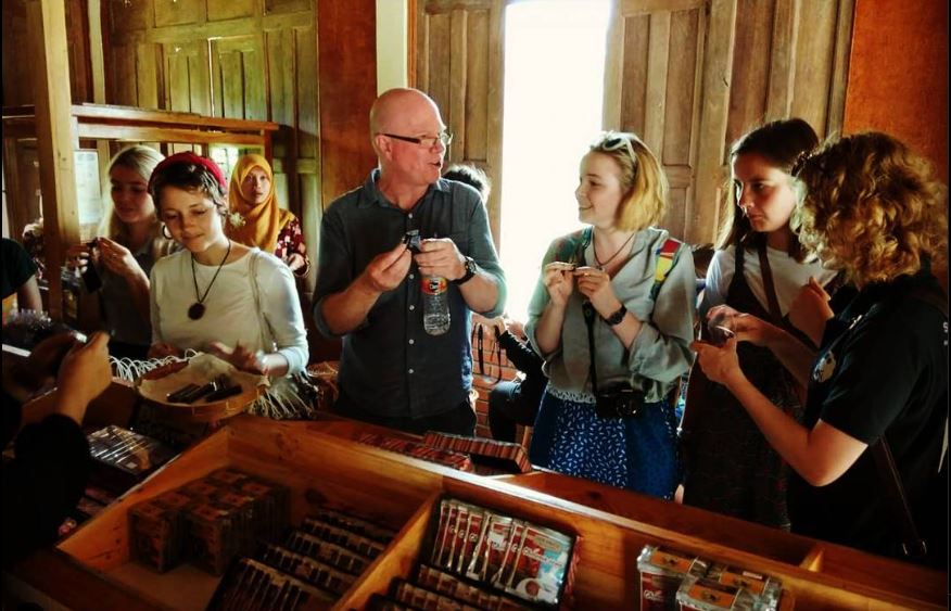 Wisatawan Mancanegara Saat Menjajal Coklat Khas Desa Nglanggeran di Griya Cokelat Nglanggeran. (doc. Ibu Surini Ketua Griya Cokelat)