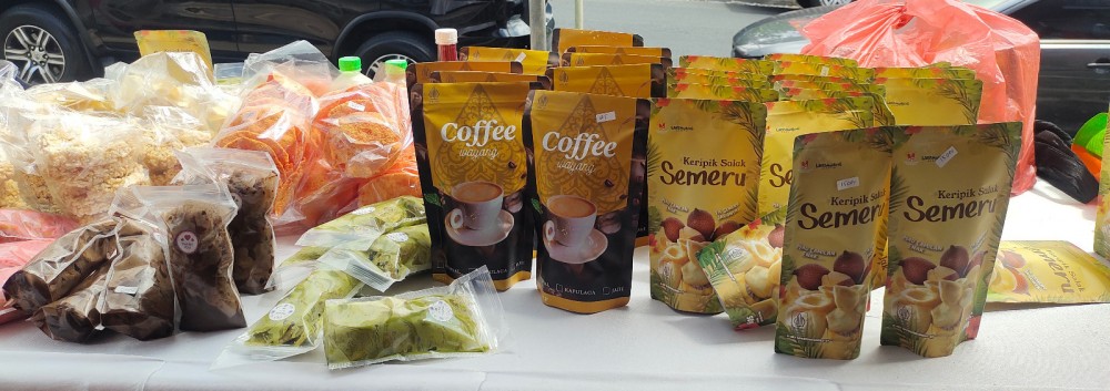 Aneka produk UMKM Desa Sumberwuluh. (doc. Kim Tawang Segoro)