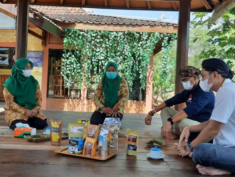 Menteri sandiuno saat melakukan kunjungan Desa Wisata Nglanggeran dalam rangkaian ADWI dan penyerahan sertifikat Desa Wisata Mandiri Inspiratif. (doc. Ibu Surini Ketua Griya Cokelat)