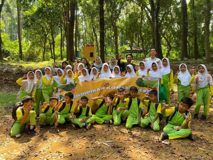 Sesi foto bersama mahasiswa KKN 99 UNS, murid, dan guru SDN 02 Delingan. (doc. KKN 99 UNS)
