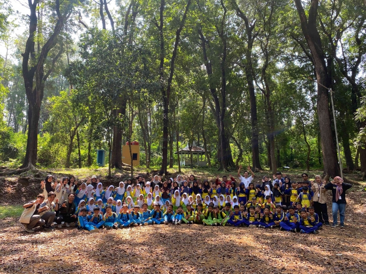 Sesi foto  mahasiswa KKN 93, 99, dan 100 bersama murid, dan guru SDN 02 Delingan & SDN 03 Gentungan. (doc. KKN 99  UNS)