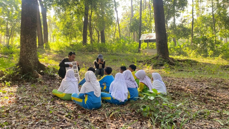 
Sesi foto saat pembelajaran mengenai hewan amfibi oleh KKN 99. (doc. KKN 99  UNS)