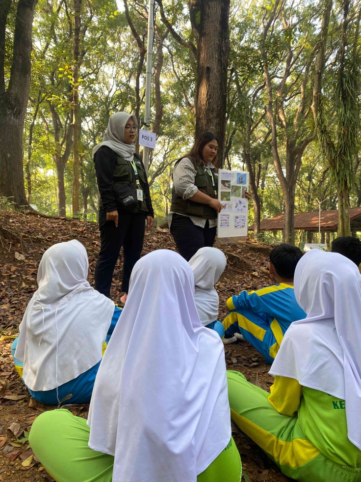 
Sesi foto saat pembelajaran mengenai kupu-kupu dan burung oleh KKN 99. (doc. KKN 99  UNS)