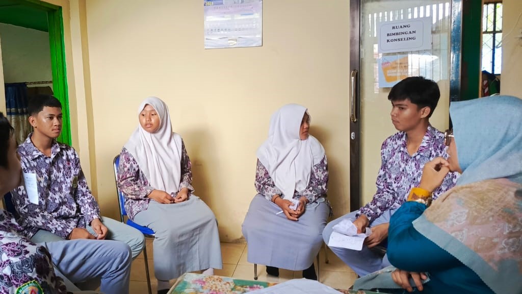 Ilustrasi gambar saat Guru BK memberikan layanan konsultasi kepada siswa. (source: kotabaru.kemenag.go.id)