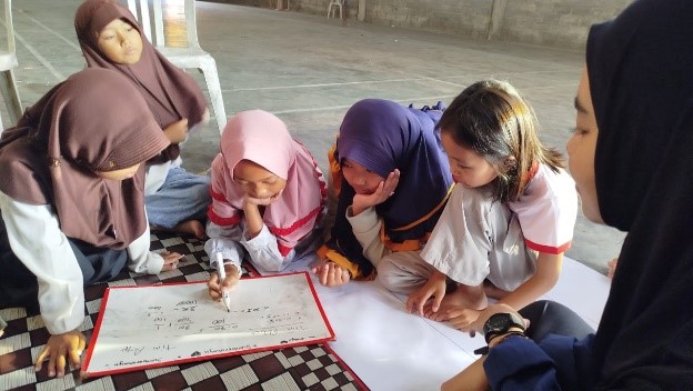 Antusiasme anak-anak saat mengikuti Bimbel yang diadakan mahasiswa KKN UIN Walisongo Posko 26 di Dusun Sumberahayu. (doc. KKN UIN Walisongo Posko 26)