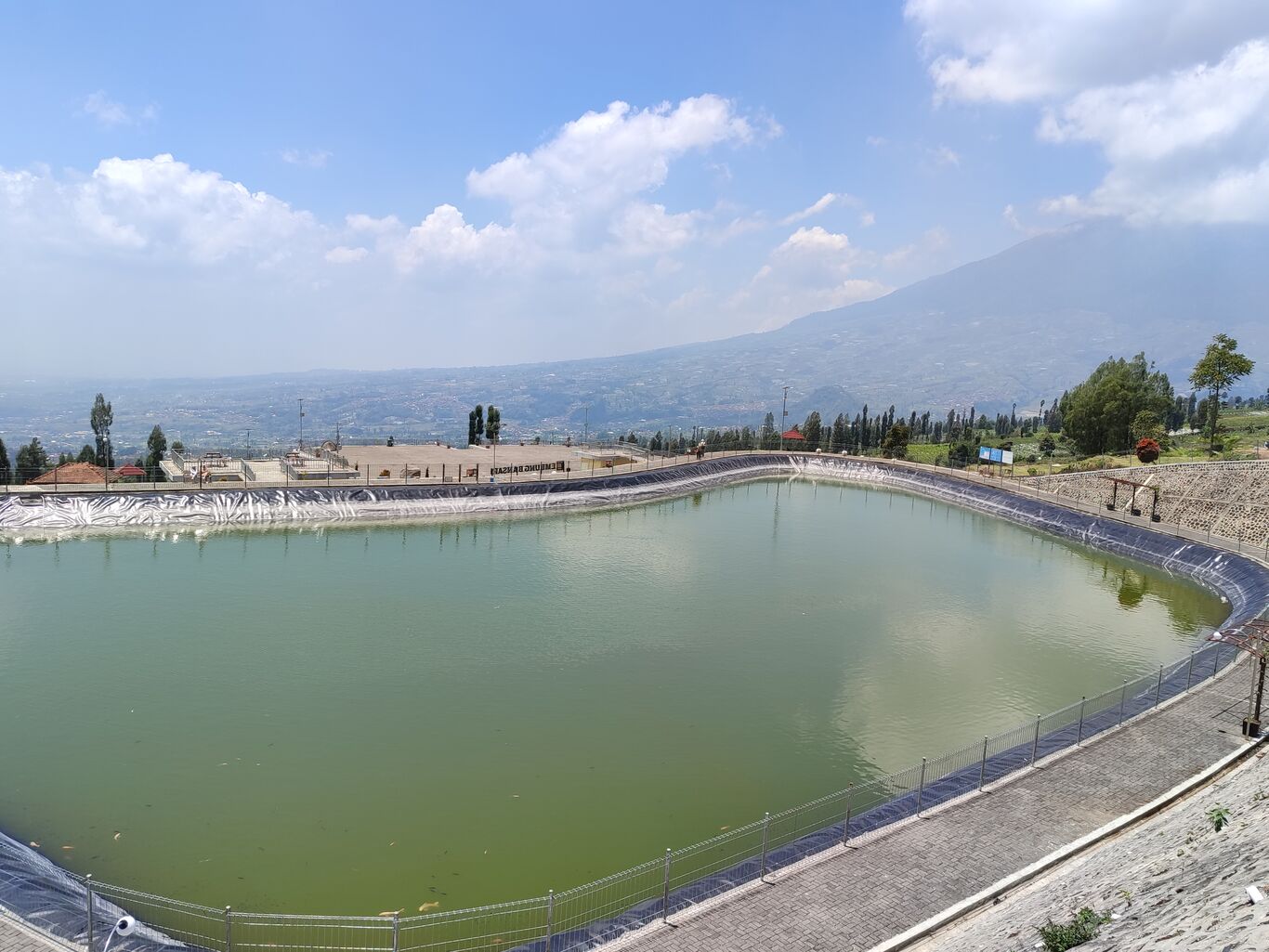 Embung Bansari dikelola oleh BUMDes Tirta Sembada dan menjadi motor penggerak ekonomi di desa ini melalui berbagai program wisata edukasi. (doc. Kanal Desa)