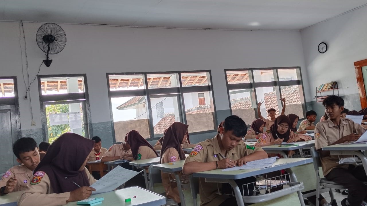 Ilustrasi gambar kegiatan belajar siswa di sekolah. (doc. penulis)