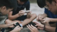 Ilustrasi kiecanduan game online. (source: iStock)