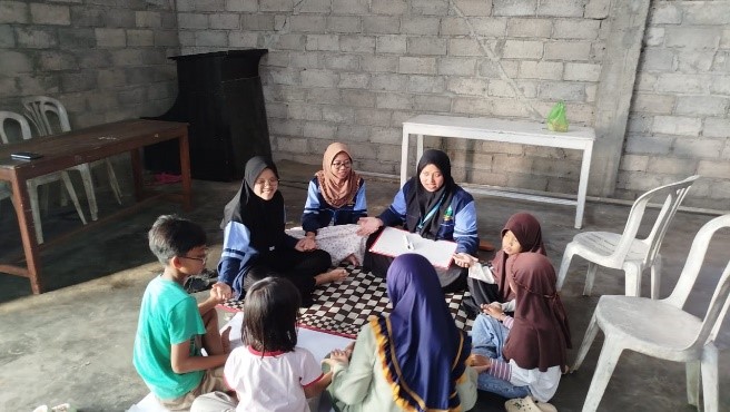 Pelaksanaan Bimbel yang diadakan mahasiswa KKN UIN Walisongo Posko 26 di Dusun Sumberahayu. (doc. KKN UIN Walisongo Posko 26)