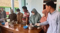 Proses pembuatan Bioetanol dari air limbah cucian beras. (KKN Kelompok 44 UNS) Proses pembuatan Bioetanol dari air limbah cucian beras. (KKN Kelompok 44 UNS)