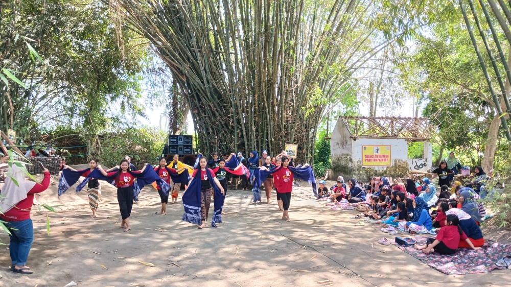 Sanggar Tari Abhi Praswara saat menggelar latihan di alam terbuka, Minggu (6/10/2024). (doc. KIM Permata Abadi)
