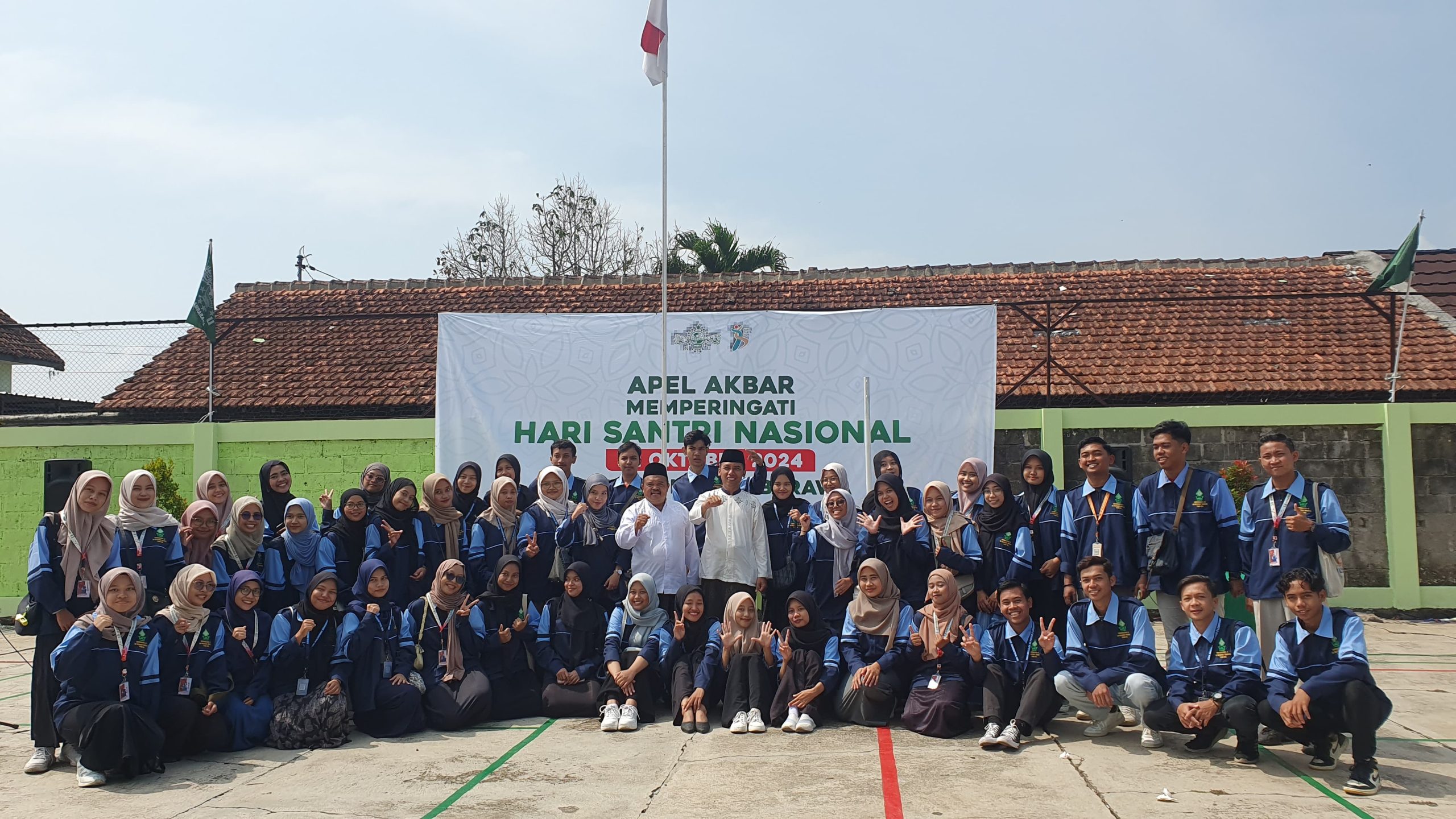 Mahasiswa KKN Reguler 83 Kecamatan Ambarawa berfoto bersama dengan Bapak Dewanto selaku Plt. Camat Ambarawa, Kabupaten Semarang pada (22/10/2024). (doc. KKN Reguler 83 Posko 5 UIN Walisongo)