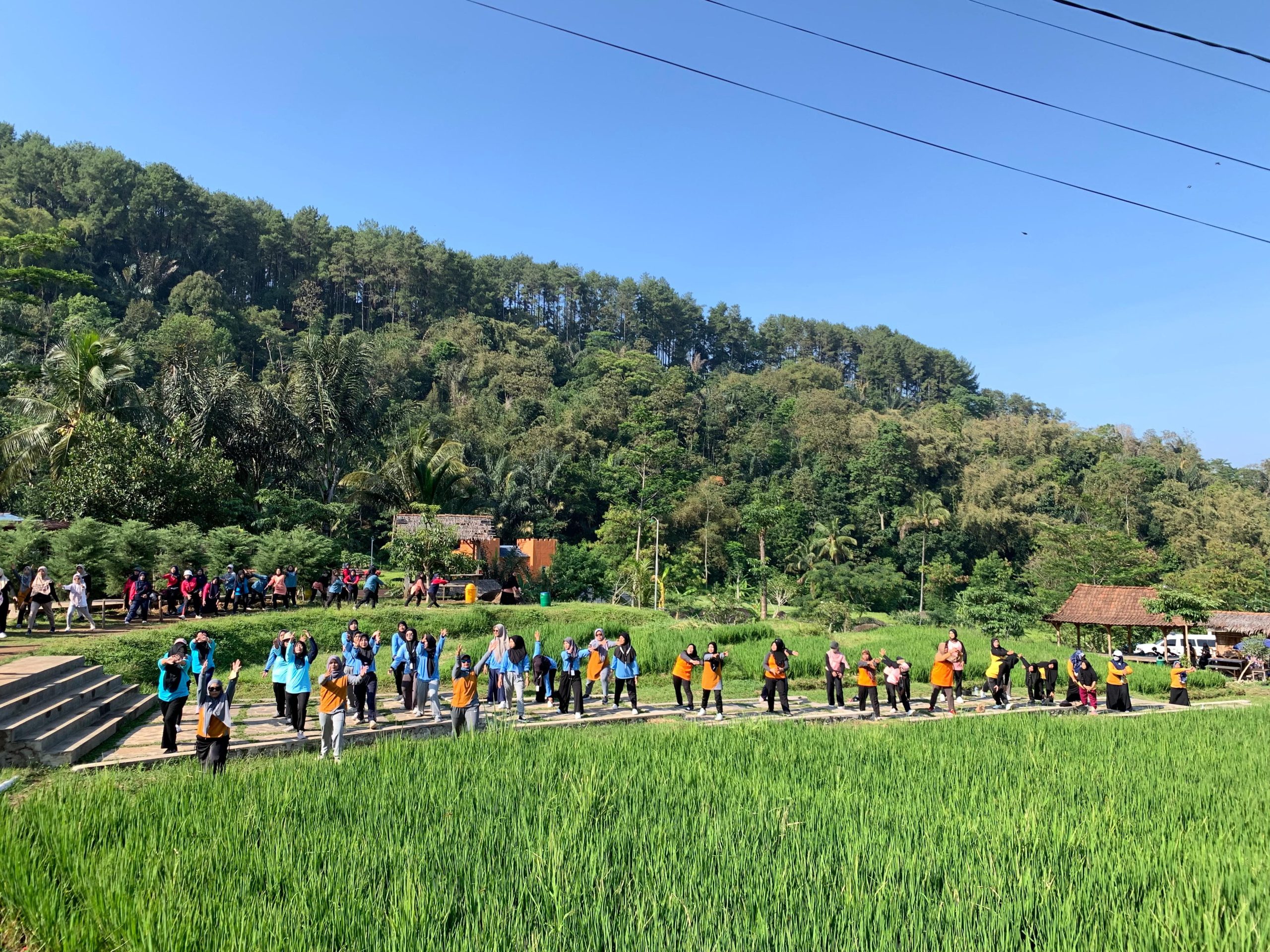 Pelaksanaan senam aerobik pada pagi (25/10/2024) di Desa Sriwulan. (doc. Tim KKN Reguler 83 UIN Walisongo Posko 25)