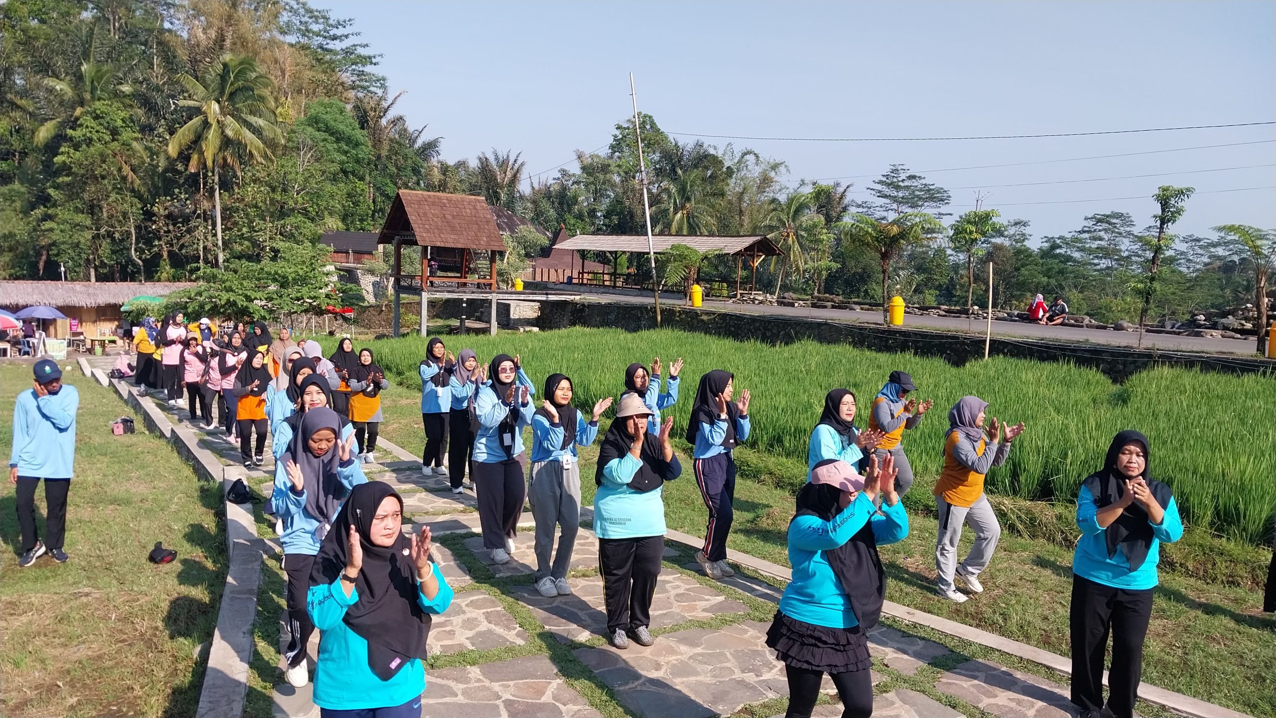 Antusiasme peserta saat pelaksanaan senam aerobik pada pagi (25/10/2024) di Desa Sriwulan. (doc. Tim KKN Reguler 83 UIN Walisongo Posko 25)